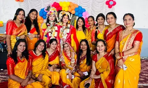 सुवालका समाज की महिलाओं ने मनाया भव्य फागोत्सव: फूलों की होली के साथ भक्ति के रंगों में डूबी मातृशक्ति