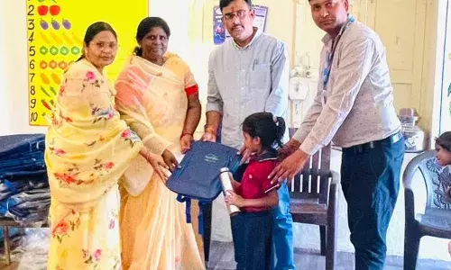 बच्चों को बैग व बोतलों का वितरण, महिला दिवस के उपलक्ष्य में मेहंदी प्रतियोगिता आयोजित