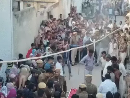 फोन पर गाली देने के शक में चाचा ने परिवार संग मिलकर भतीजे को उतारा मौत के घाट, तनाव के बीच भारी पुलिस जाब्ते में हुआ अंतिम संस्कार