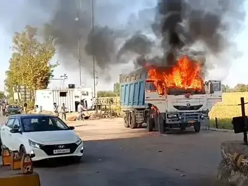 मेगा हाईवे पर चलते डंपर में लगी भीषण आग, ड्राइवर की सूझबूझ और टोल कर्मियों ने पाया काबू