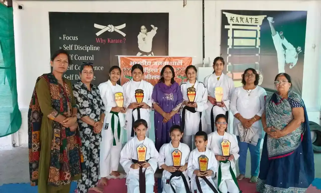 नारी तू नारायणी  को लेकर महिला दिवस पर 8 कराटे खिलाड़ियों का सम्मान