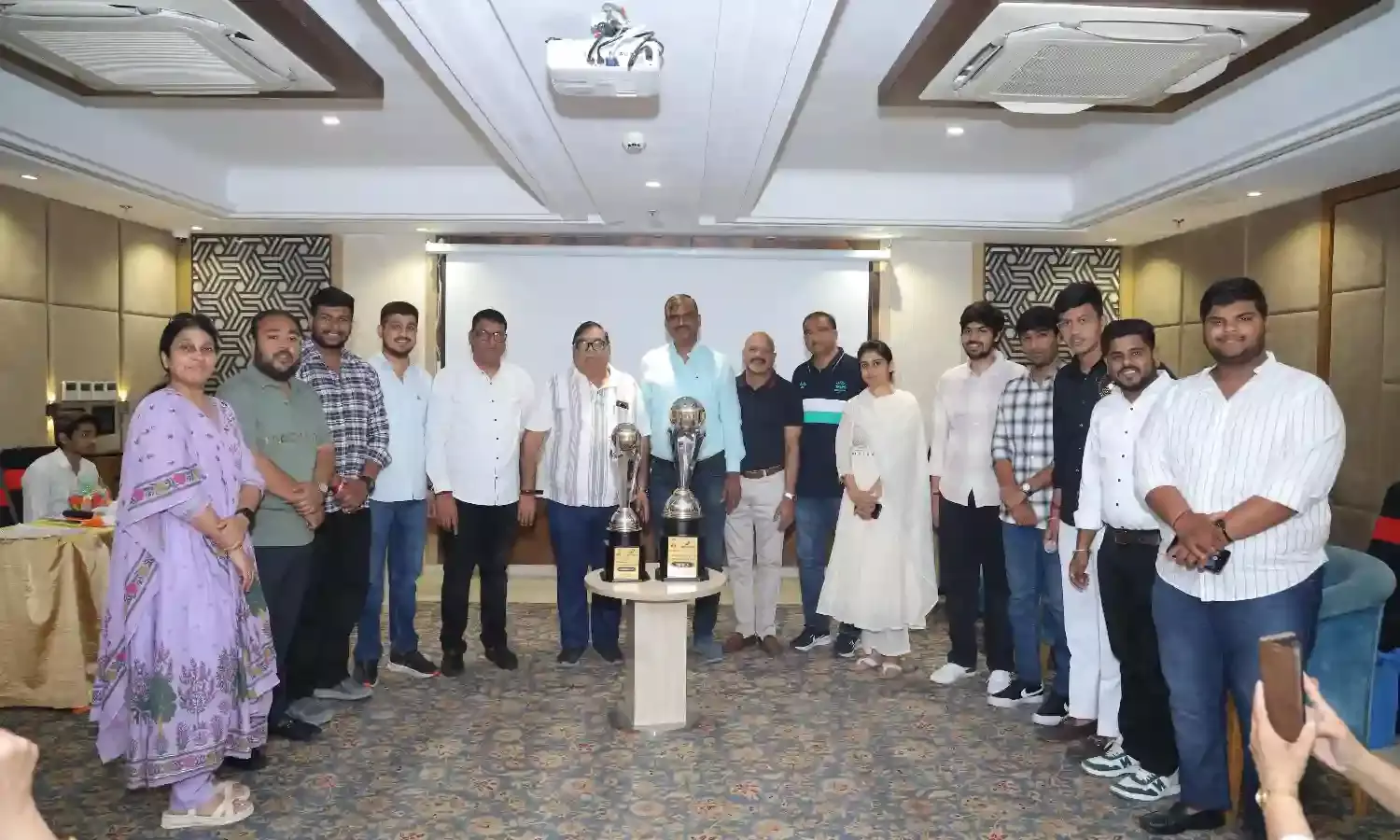 महावीर जयंती महोत्सव : महावीर जैन प्रीमियर लीग 2 की ट्रॉफी का हुआ अनावरण