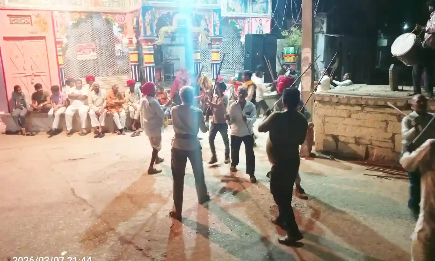 लाडपुरा में चारभुजानाथ मंदिर प्रांगण में गैर नृत्य की धूम