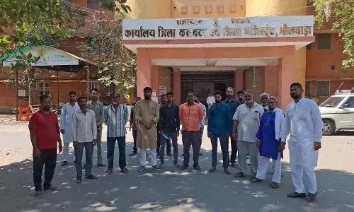 सूचना केंद्र चौराहे पर ताला चाबी वालों को वापस लगाने की मांग, कलेक्टर को सौंपा ज्ञापन