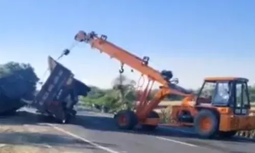 शंभूगढ़: नेशनल हाईवे पर अनियंत्रित होकर पलटा ट्रेलर, हादसे में दो घायल; खारी नदी के पास मची अफरा-तफरी