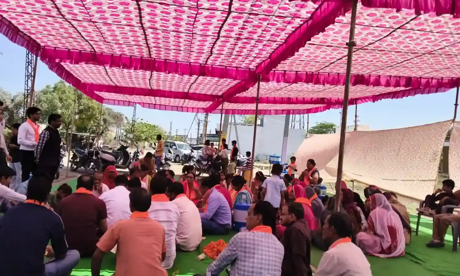 डिवाइडर में कट न होने पर भड़के कॉलोनीवासी, टेंट लगाकर किया रोड जाम