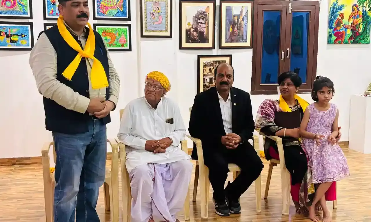 बेटियों की कलाकृतियों को देख भावुक हुईं माताएं, कला प्रदर्शनी में उमड़ी भीड़ बेटियों की कलाकृतियों को देख भावुक हुईं माताएं, कला प्रदर्शनी में उमड़ी भीड़