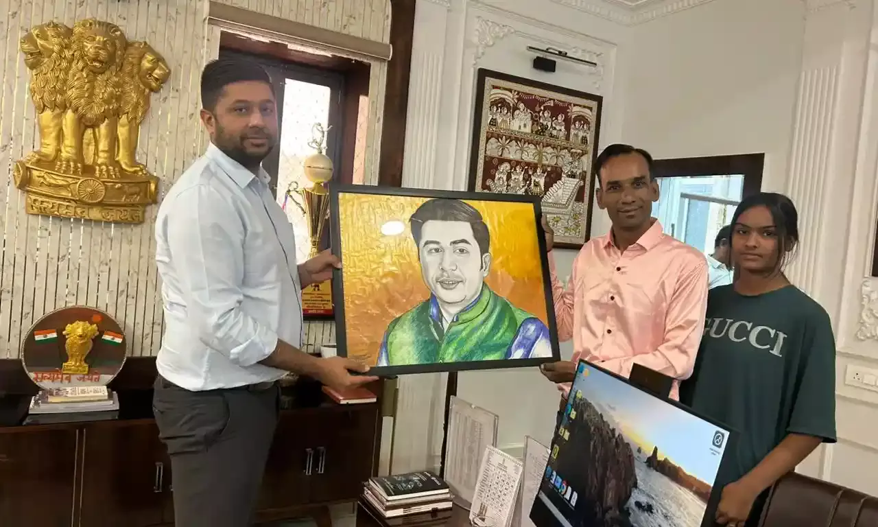 कलेक्टर जसमीत सिंह संधू को पेंटिंग भेंट कर दिया देशभक्ति का संदेश कलेक्टर जसमीत सिंह संधू को पेंटिंग भेंट कर दिया देशभक्ति का संदेश