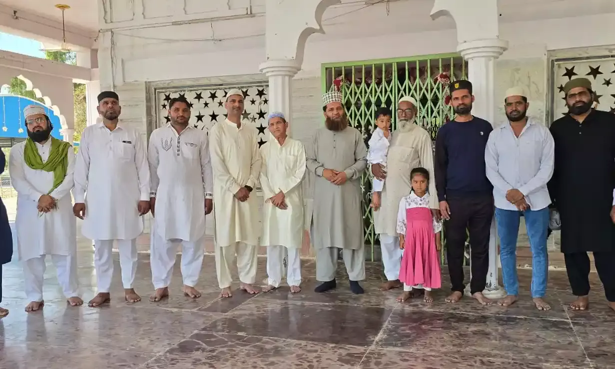 कौम के बच्चों के बेहतर मुस्तकबिल के लिए दरगाह पर फातेहा व दुआ
