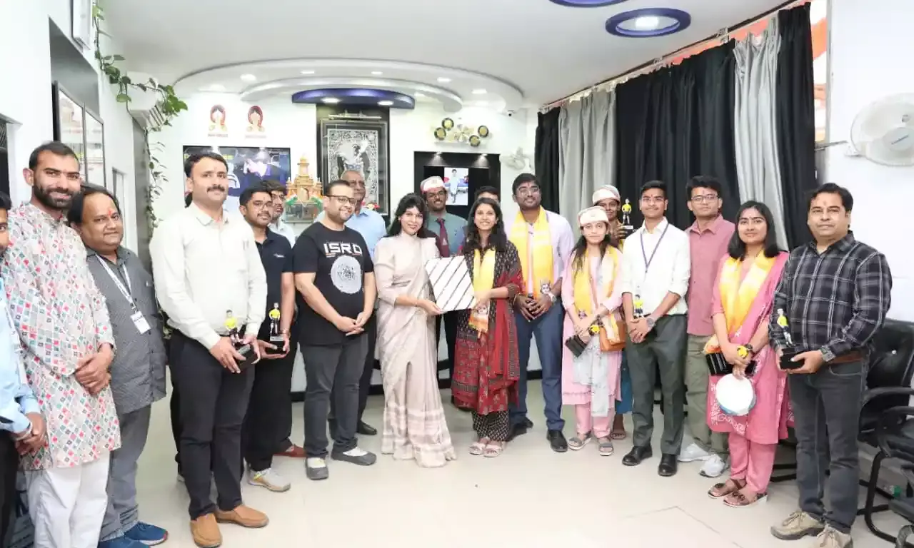 आईएएस प्रशिक्षु अधिकारियों ने नारायण सेवा संस्थान में सेवा कार्यों को देखा