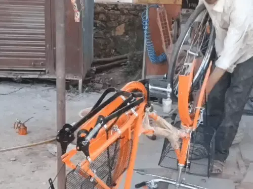 सरकारी साइकिलों की हालत खस्ता: नई साइकिल लेकर घर जाना भी हुआ मुश्किल, स्कूल प्रशासन ने झाड़ा पल्ला