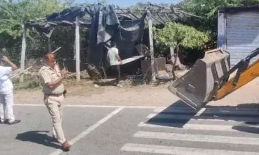 पोटलां में प्रशासन ने बुलडोजर चलवाकर अवैध मांस मीट की दुकानों को किया जमींदोज