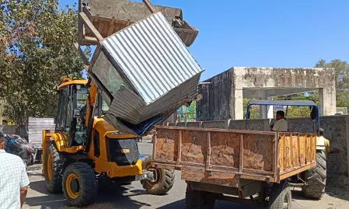 नगर निगम की बड़ी कार्रवाई: कोतवाली के पास से हटाए अवैध केबिन नगर निगम की बड़ी कार्रवाई: कोतवाली के पास से हटाए अवैध केबिन