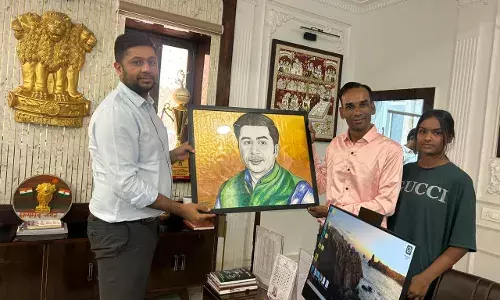 कलेक्टर जसमीत सिंह संधू को पेंटिंग भेंट कर दिया देशभक्ति का संदेश