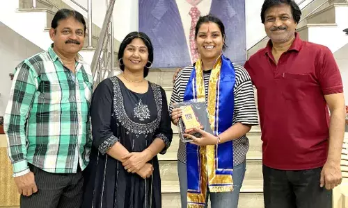 भीलवाड़ा की युवा अधिवक्ता हर्षिता ईनाणी को प्रतिभा सम्मान चिन्ह भेंट