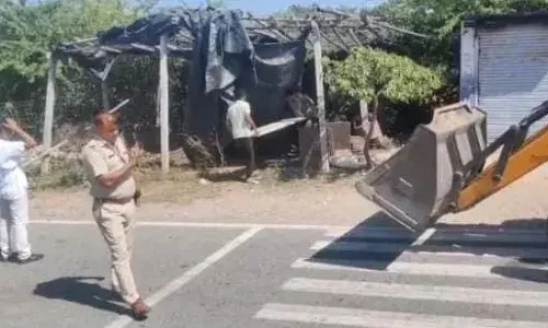 पोटलां में प्रशासन ने बुलडोजर चलवाकर अवैध मांस मीट की दुकानों को किया जमींदोज