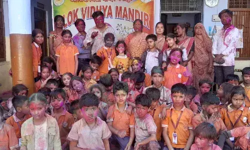 आलोक विद्या मंदिर में हर्षोल्लास के साथ मनाया होली का पर्व
