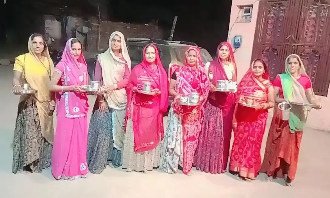 हर तरफ झलके खुशियों के रंग... युवाओं की टोलियों ने रंग-गुलाल उड़ा मचाया धमाल