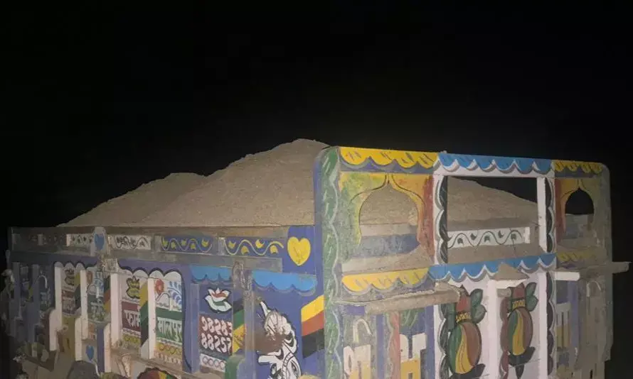 बजरी माफिया के खिलाफ पुलिस का बड़ा एक्शन: आधी रात को घेराबंदी कर पकड़े तीन ट्रैक्टर-ट्रॉलियां