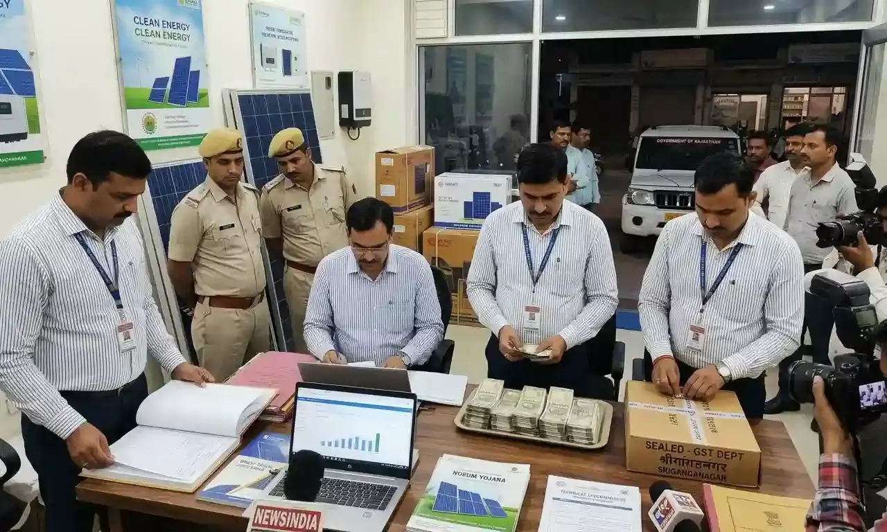 जीएसटी का बड़ा एक्शन: सोलर कारोबारियों पर छापेमारी, मौके पर वसूले 75 लाख रुपये नकद जीएसटी का बड़ा एक्शन: सोलर कारोबारियों पर छापेमारी, मौके पर वसूले 75 लाख रुपये नकद