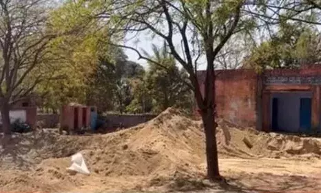 बंद स्कूल बना अवैध बजरी का गोदाम, शिक्षा के मंदिर पर माफिया का कब्जा