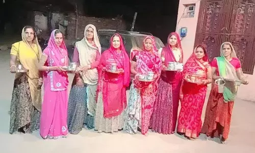 हर तरफ झलके खुशियों के रंग... युवाओं की टोलियों ने रंग-गुलाल उड़ा मचाया धमाल हर तरफ झलके खुशियों के रंग... युवाओं की टोलियों ने रंग-गुलाल उड़ा मचाया धमाल