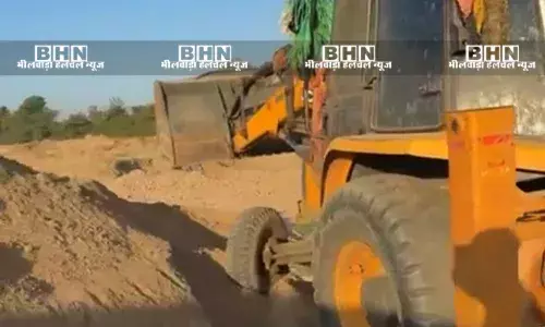 बनास नदी में अवैध बजरी खनन पर पुलिस की बड़ी कार्रवाई; ट्रेलर और जेसीबी