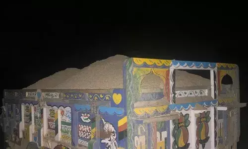 बजरी माफिया के खिलाफ पुलिस का बड़ा एक्शन: आधी रात को घेराबंदी कर पकड़े तीन ट्रैक्टर-ट्रॉलियां