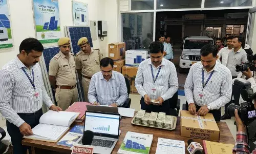 जीएसटी का बड़ा एक्शन: सोलर कारोबारियों पर छापेमारी, मौके पर वसूले 75 लाख रुपये नकद जीएसटी का बड़ा एक्शन: सोलर कारोबारियों पर छापेमारी, मौके पर वसूले 75 लाख रुपये नकद