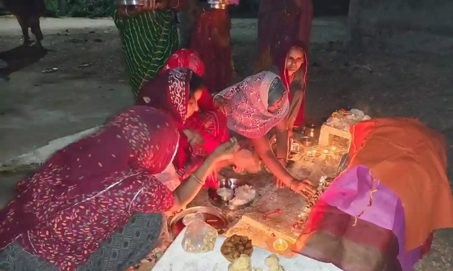 शीतला सप्तमी पर आस्था का सैलाब, मां को प्रसाद के रूप में चढ़ाया बासा भोजन