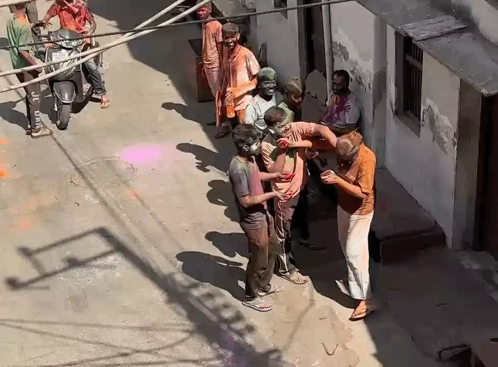 वस्त्रनगरी भीलवाड़ा में शीतला अष्टमी की धूम: रंग और गुलाल से सराबोर हुए शहरवासी, ठंडे पकवानों का लिया आनंद