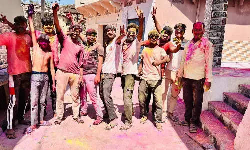 शीतला सप्तमी पर बाकरा में रंगों के बीच गूंजा कवि सम्मेलन, हास्य-व्यंग्य से झूमे ग्रामीण शीतला सप्तमी पर बाकरा में रंगों के बीच गूंजा कवि सम्मेलन, हास्य-व्यंग्य से झूमे ग्रामीण