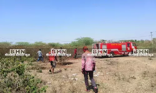 कारोई में बड़ा हादसा टला: स्कूल बाउंड्री के पास लगी भीषण आग, ग्रामीणों ने एकजुटता दिखाकर पाया काबू