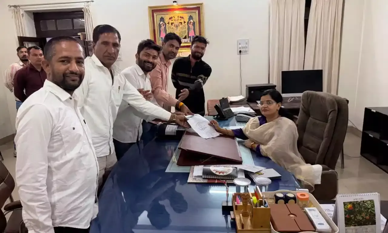 गैस सिलेंडर की कीमतों में वृद्धि के खिलाफ कांग्रेस ओबीसी प्रकोष्ठ का हल्ला बोल, जिला कलेक्टर को सौंपा ज्ञापन