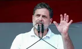 एलपीजी संकट: संसद परिसर में विपक्ष का जोरदार प्रदर्शन, नारों में गूँजा— नरेंद्र भी गायब, सिलेंडर भी गायब