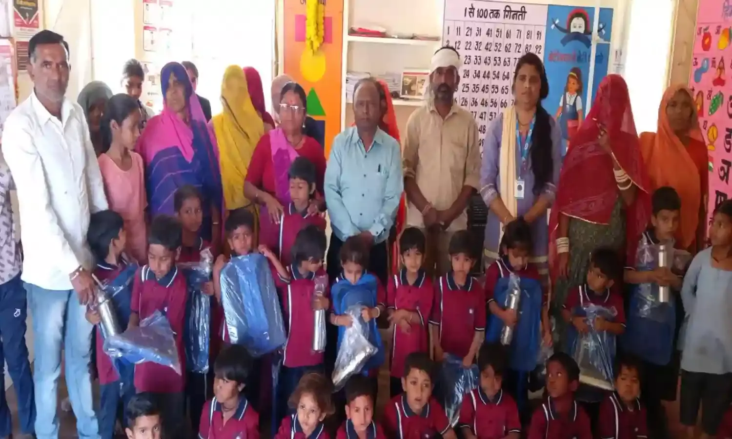 सुरास में आंगनवाड़ी के नन्हे-मुन्नों को मिले बैग और पानी की बोतलें