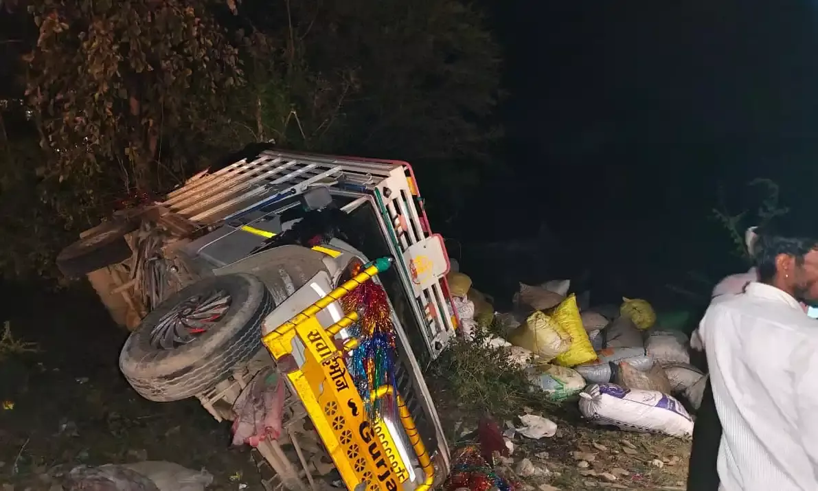 गाय को बचाने के प्रयास में पिकअप पलटी