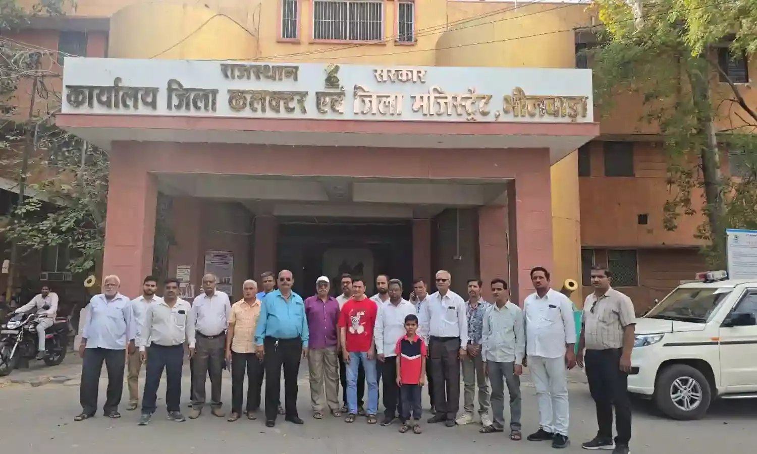 गैस सिलेंडर ब्लास्ट से जमींदोज हुआ आशियाना: पालीवाल समाज ने कलेक्ट्रेट पर दिया ज्ञापन, मुआवजे की मांग