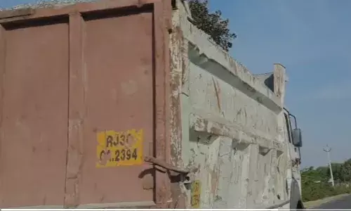 सड़कों पर बेखौफ दौड़ रहे गिट्टी से ओवरलोड डंपर, हादसों का बढ़ा खतरा