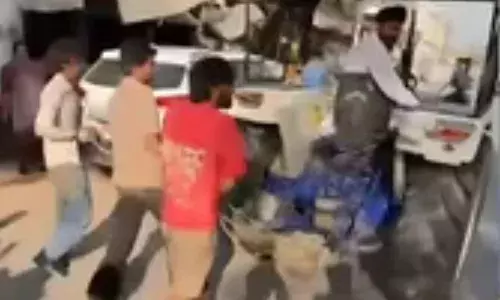 लुटेरों को ग्रामीणों ने सिखाया सबक, ट्रैक्टर के पीछे बांधकर पूरे गांव में घुमाया लुटेरों को ग्रामीणों ने सिखाया सबक, ट्रैक्टर के पीछे बांधकर पूरे गांव में घुमाया