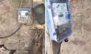 चीड खेड़ा में रस्सियों से बांधकर टांगे जा रहे स्मार्ट मीटर, ग्रामीणों में भारी आक्रोश