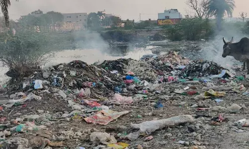 धुएं के गुबार में घुट रही सांसें, जिला अस्पताल के पीछे कचरा जलाने से लोग परेशान