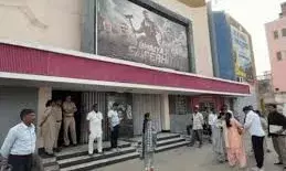 अजमेर नगर निगम की बड़ी स्ट्राइक: यूडी टैक्स के लिए मृदंग सिनेमा और एसके सदन सीज अजमेर नगर निगम की बड़ी स्ट्राइक: यूडी टैक्स के लिए मृदंग सिनेमा और एसके सदन सीज