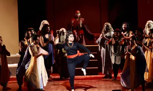 रंग राजस्थान-रंग रथ यात्रा: भीलवाड़ा के मंच पर जीवंत हुआ महाभारत का अंधा युग, तालियों की गड़गड़ाहट से गूँजा सभागार