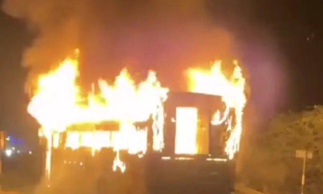 भीषण हादसा: नाचना-अहमदाबाद ट्रेवल बस में लगी आग, यात्री ने कूदकर बचाई जान; एक गंभीर