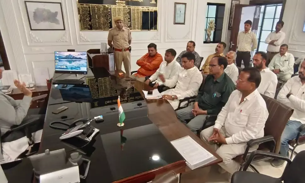 बाजारों में तोड़फोड़ के बाद पुनर्निर्माण की मांग: भाजपा प्रतिनिधिमंडल ने जिला कलक्टर को सौंपा पत्र