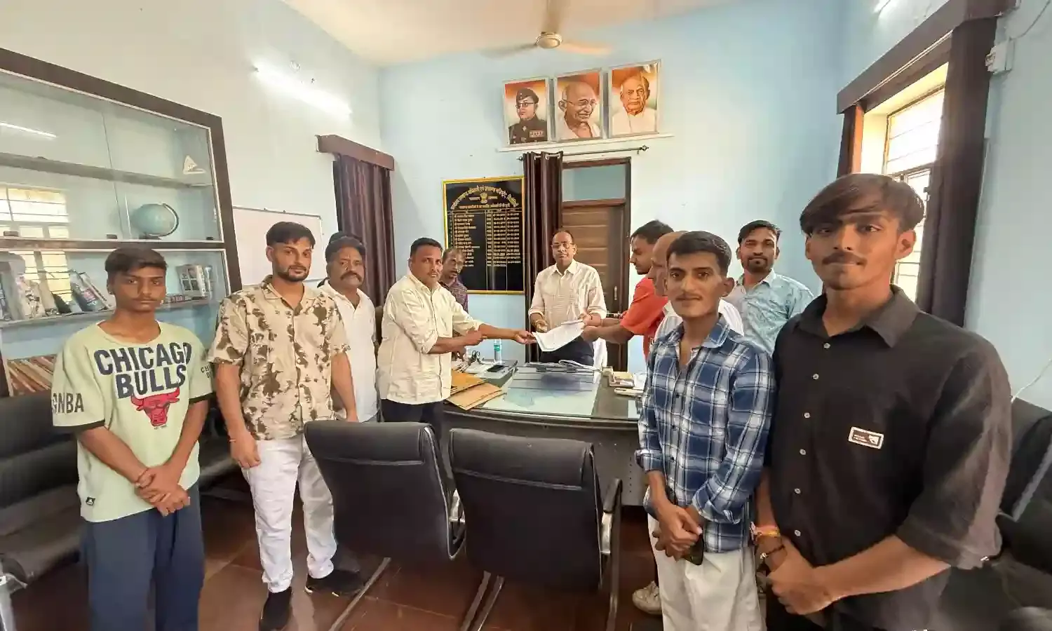 मण्डोल बांध टोल प्लाजा पर अवैध वसूली का आरोप, ग्रामीणों ने उपखंड अधिकारी को सौंपा ज्ञापन