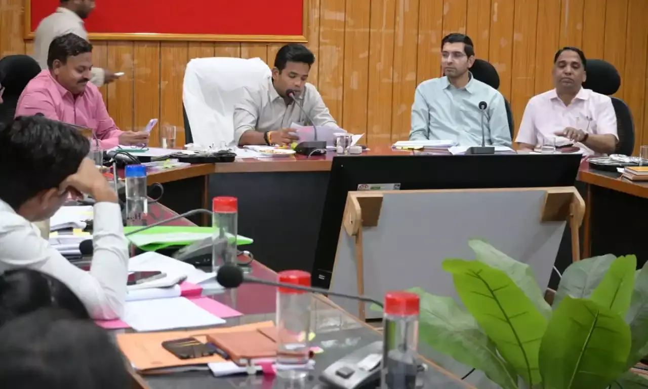 राजस्व प्रकरणों का समयबद्ध निस्तारण सुनिश्चित करें : जिला कलक्टर