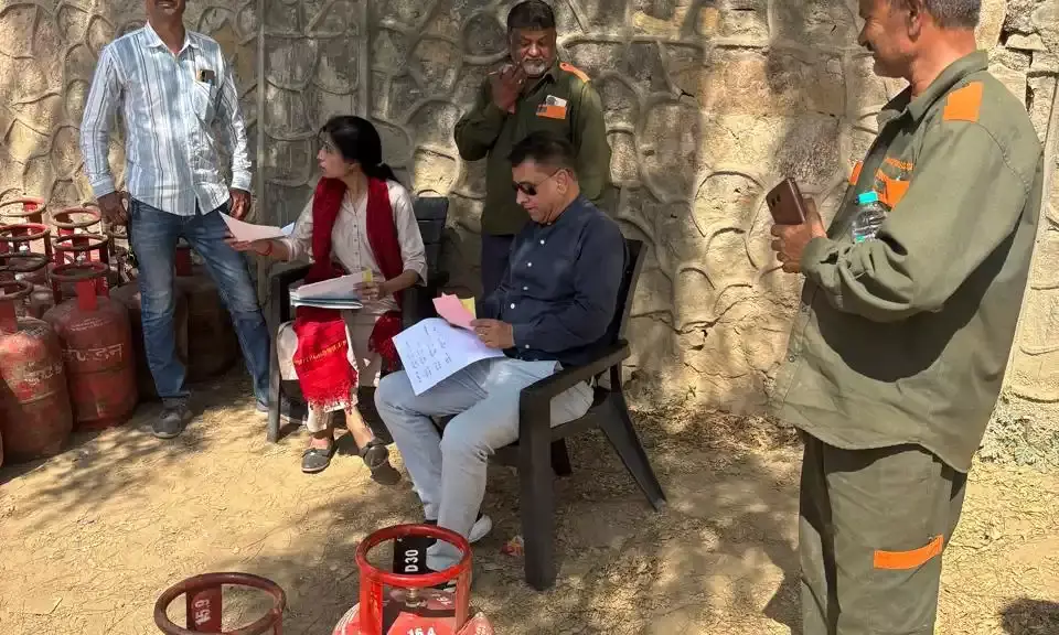 अवैध गैस रिफिलिंग पर प्रशासन का शिकंजा, 9 सिलेंडर जब्त