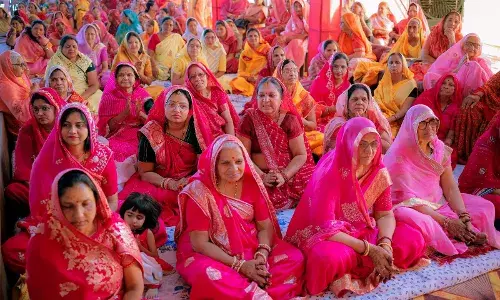 दुनिया के रिश्ते फीके पड़ जाते है। जब कोई नहीं आता जब मेरे श्याम आते हैं दुनिया के रिश्ते फीके पड़ जाते है। जब कोई नहीं आता जब मेरे श्याम आते हैं